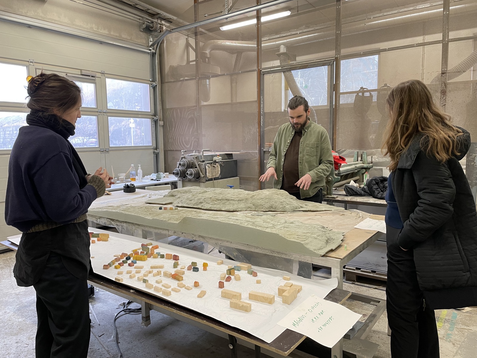 Bilde av BAS-studenter og rektor Emma Nilsson