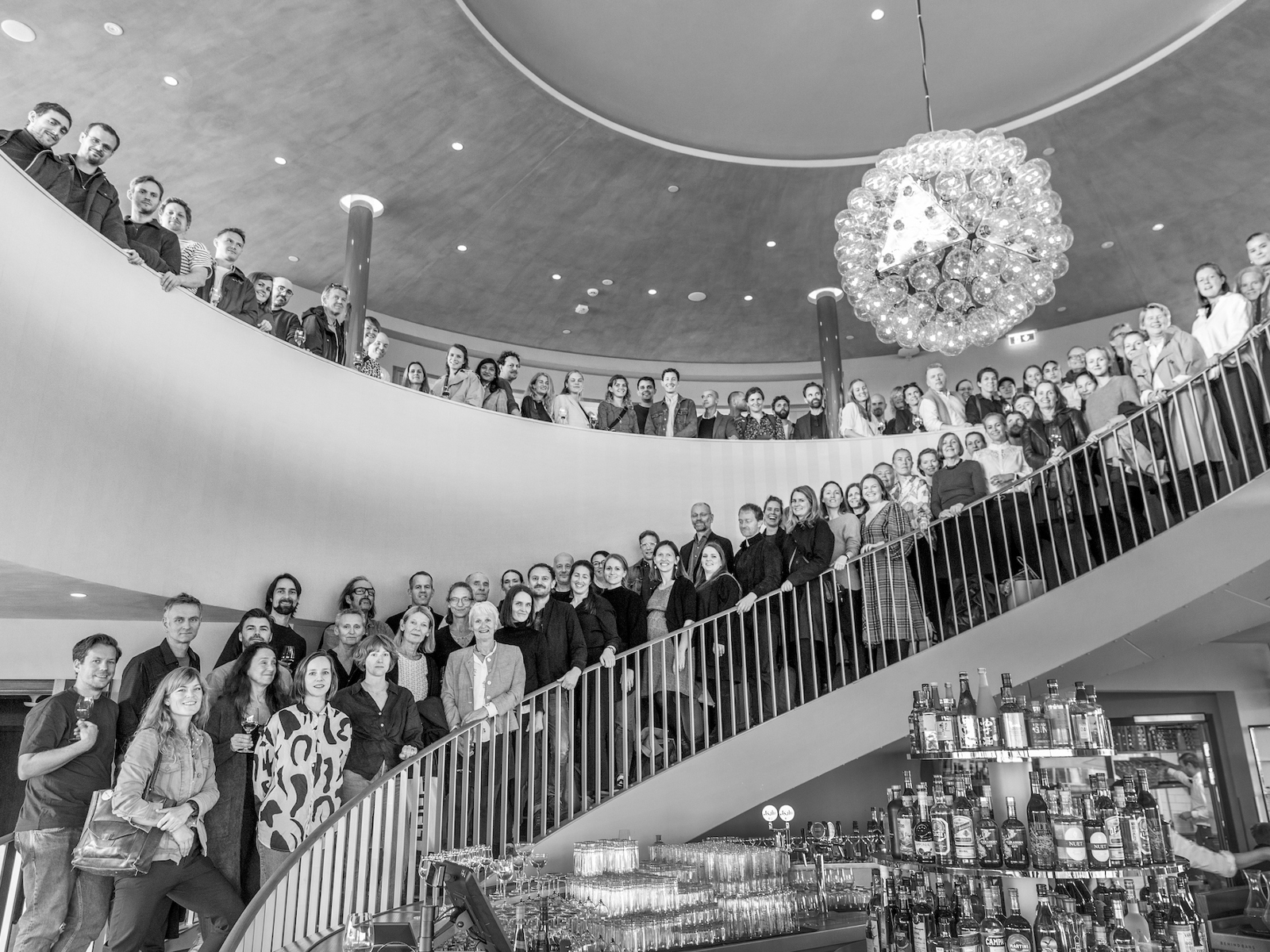 Ansatte i arkitektkontor samlet i trapp