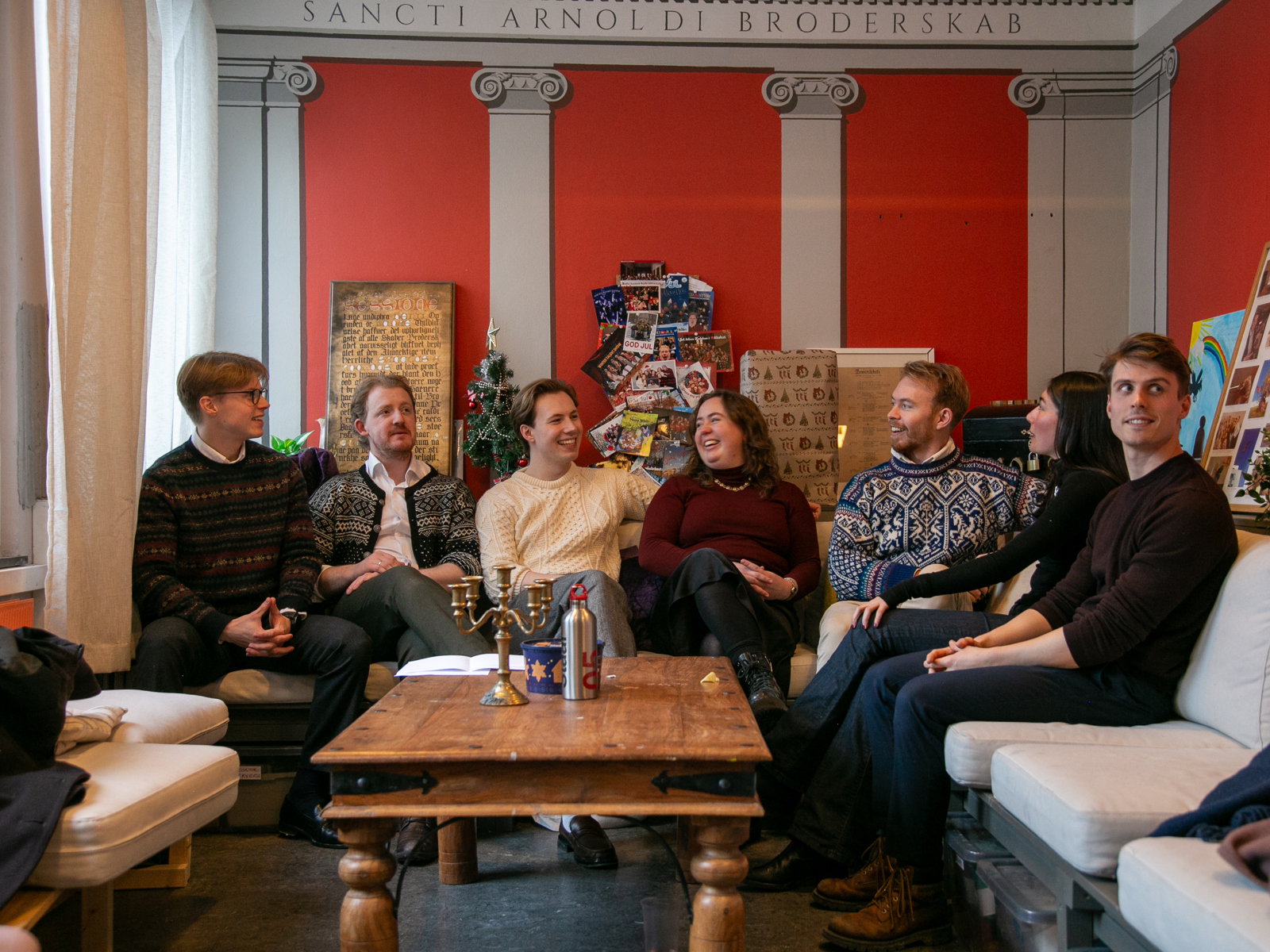 Gruppefoto av Akantus, jenter og gutter sitter i en sofa.