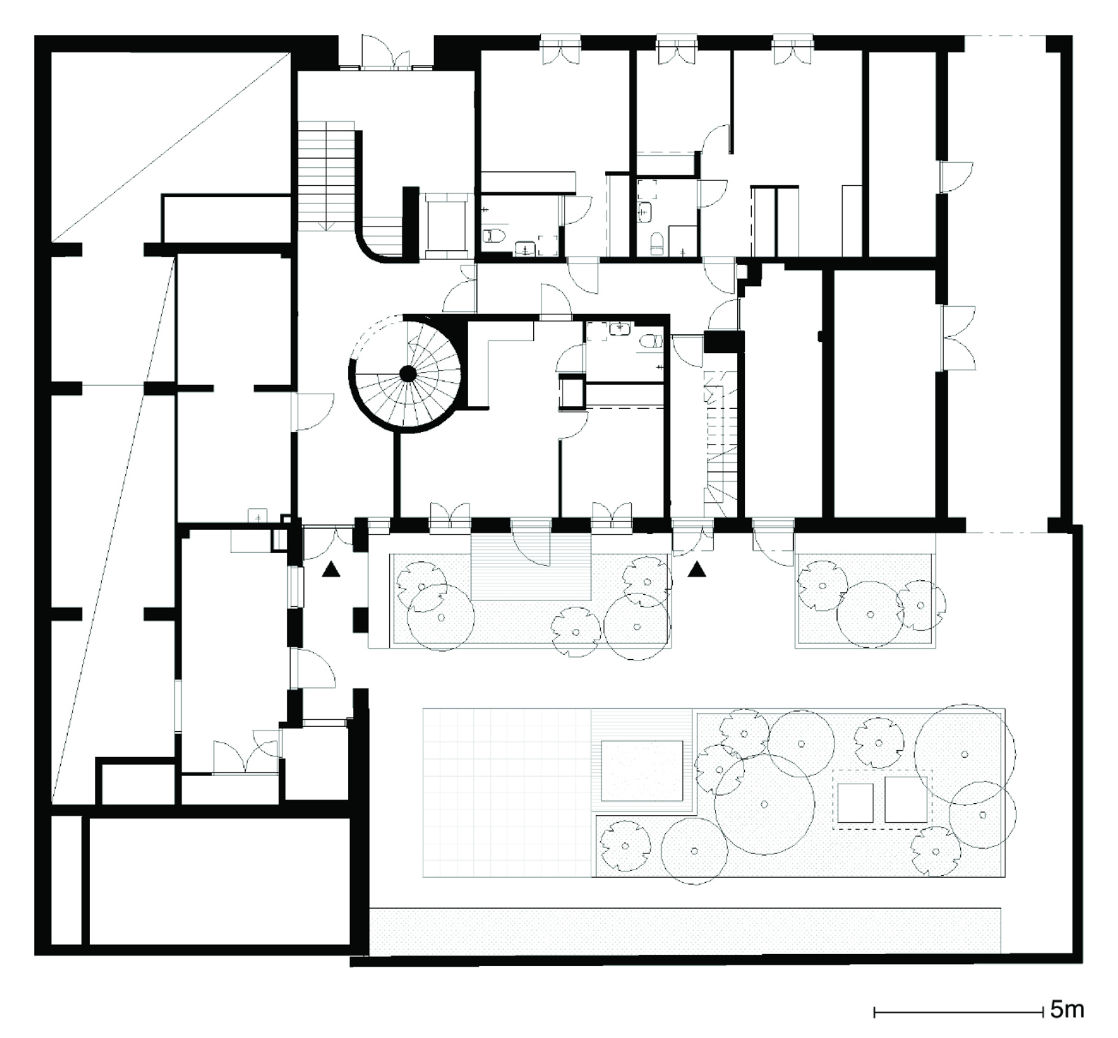 Plan av første etasje på boligblokk, arkitekt tegning. 