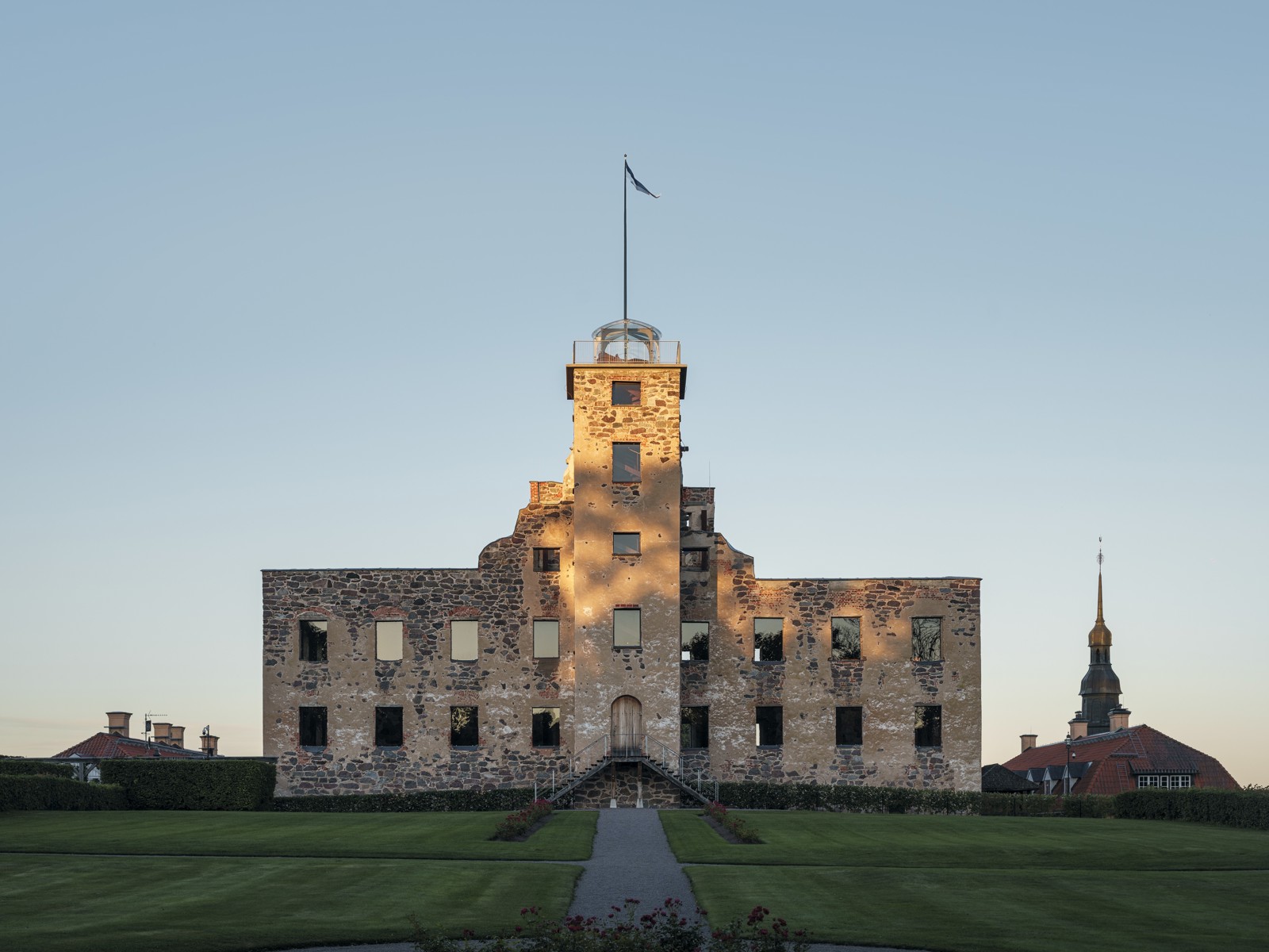 Foto av fasade på slottsruin.