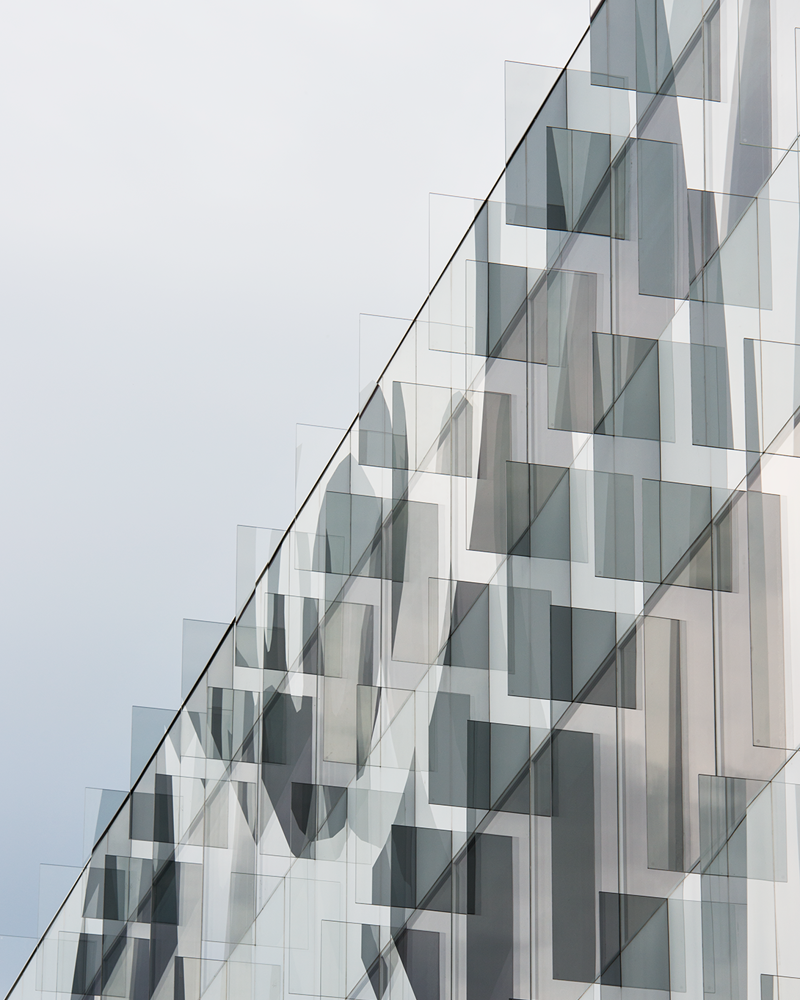 Fotografi av glassfasade med utstikkende glasselementer.