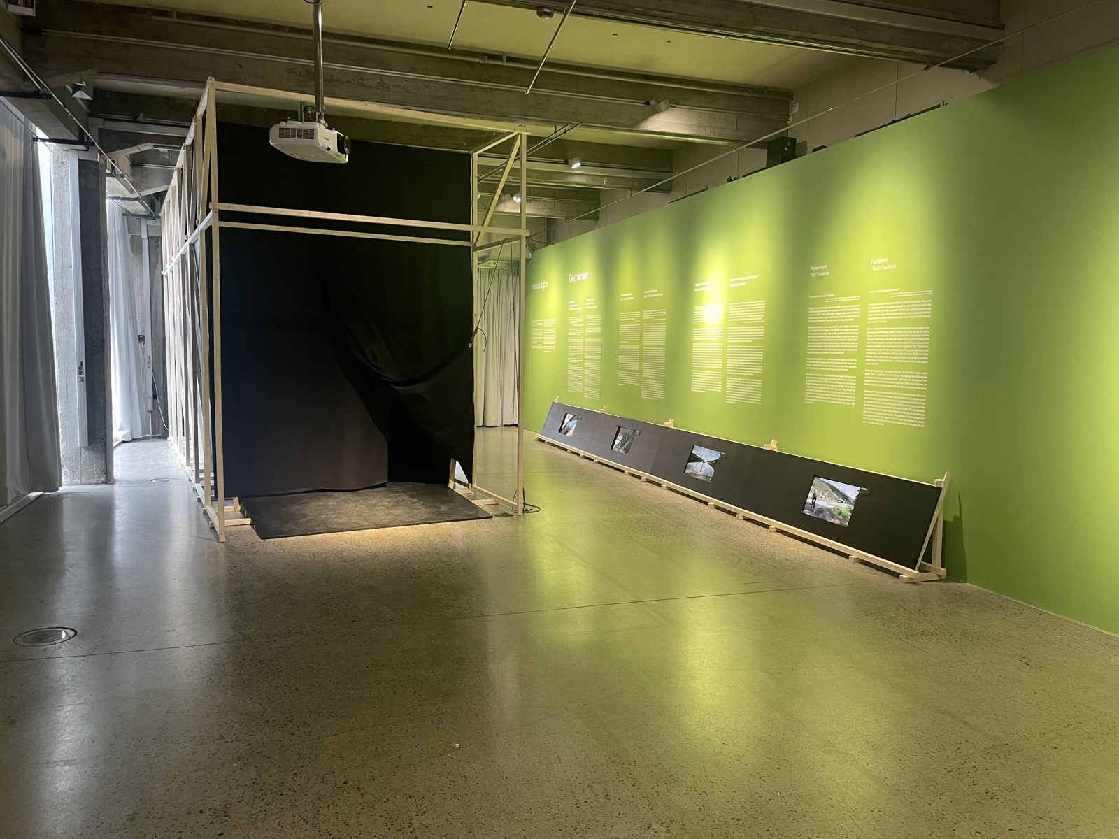 Fra utstillingen Rast på Arkitektur- og designhøgskolen i Oslo, i anledning Nasjonale turistvegers 30-årsjubileum. Foto.Fra utstillingen Rast på Arkitektur- og designhøgskolen i Oslo, i anledning Nasjonale turistvegers 30-årsjubileum. Foto.