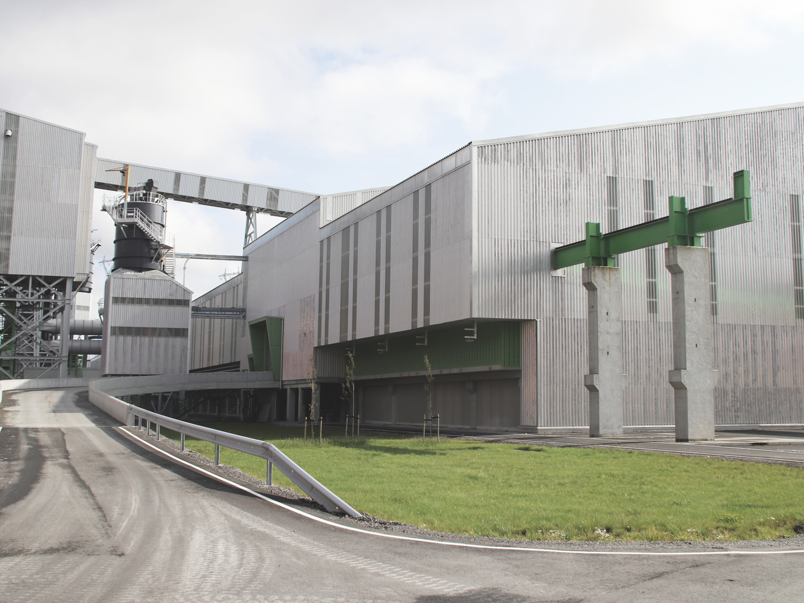 Esteriørfoto som viser den grå fasaden til prosesshallene ved Hydro Technology Pilot