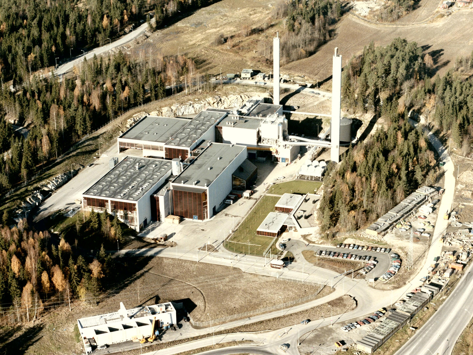 Flyfoto fra 1985 som viser hele det industrielle anlegget til Klemetsrudanlegget