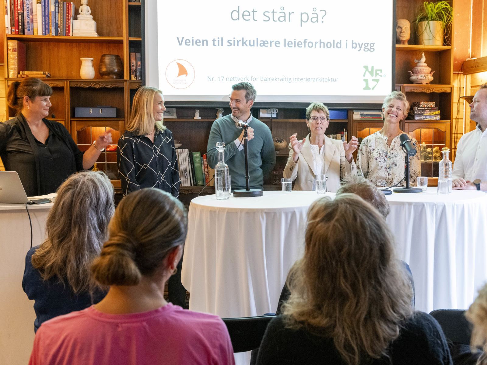 Foto av paneldebatt.