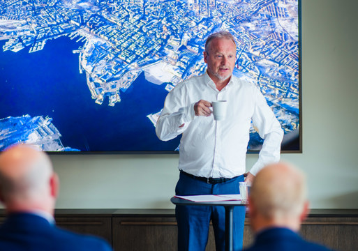 Byrådsleder i Oslo Raymond Johansen snakker foran en samling eiendomsutviklere på frokostseminar hos Aspelin Ramm.