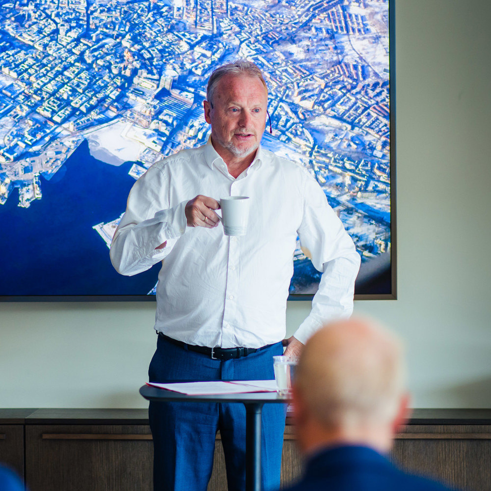 Byrådsleder i Oslo Raymond Johansen snakker foran en samling eiendomsutviklere på frokostseminar hos Aspelin Ramm.