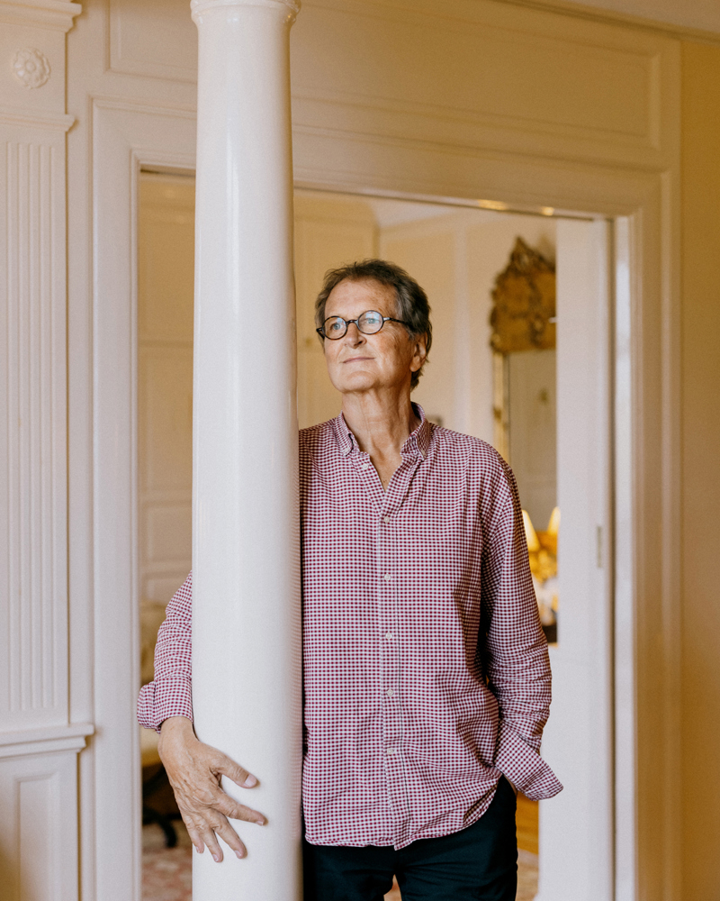 Thomas Thiis-Evensen lener seg inntil en søyle. Foto. 