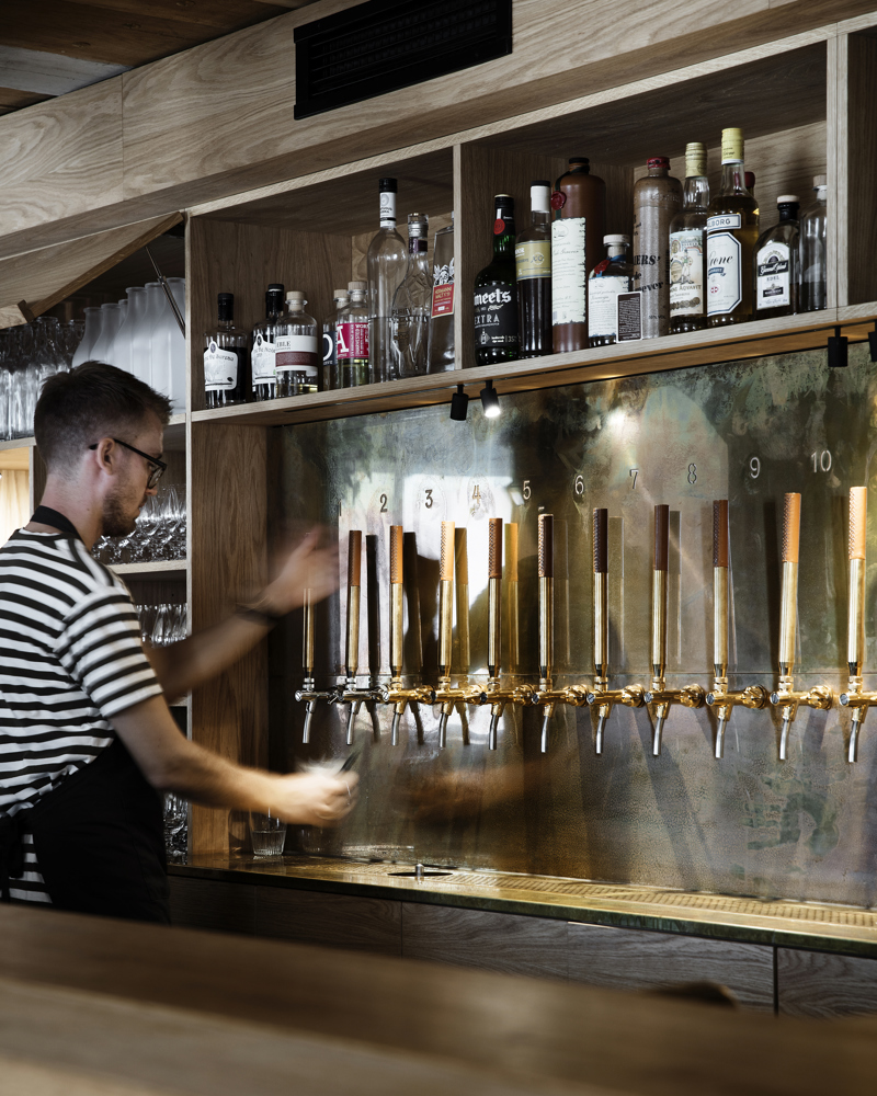 Bartender tapper øl ved ølkran. Foto.