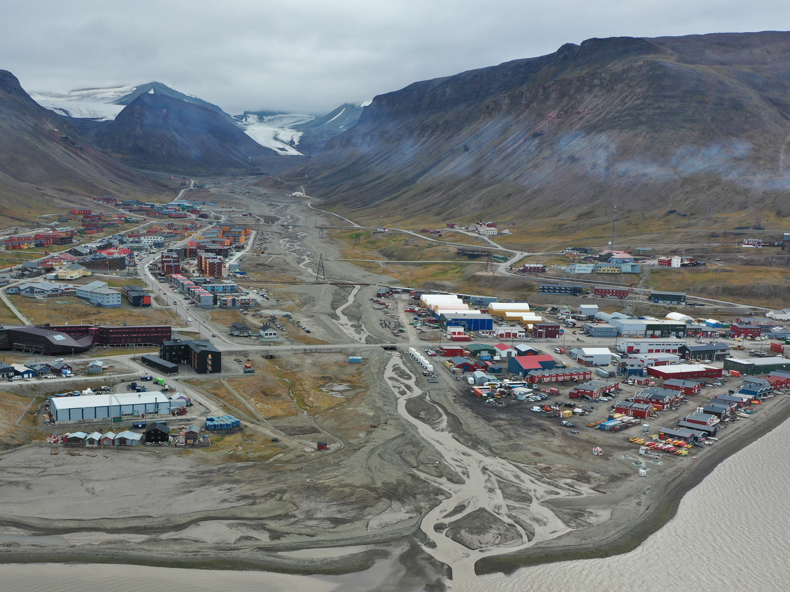 Luft foto av Longyearelva med bebyggelse rundt.