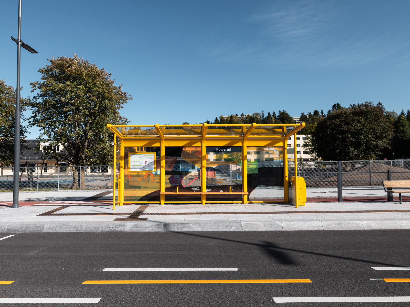 Foto av gult busskur.