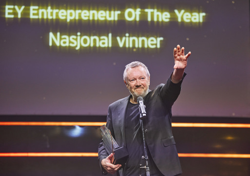 Prisvinner Kjetil Trædal Thorsen med pris på scenen under utdelingen.