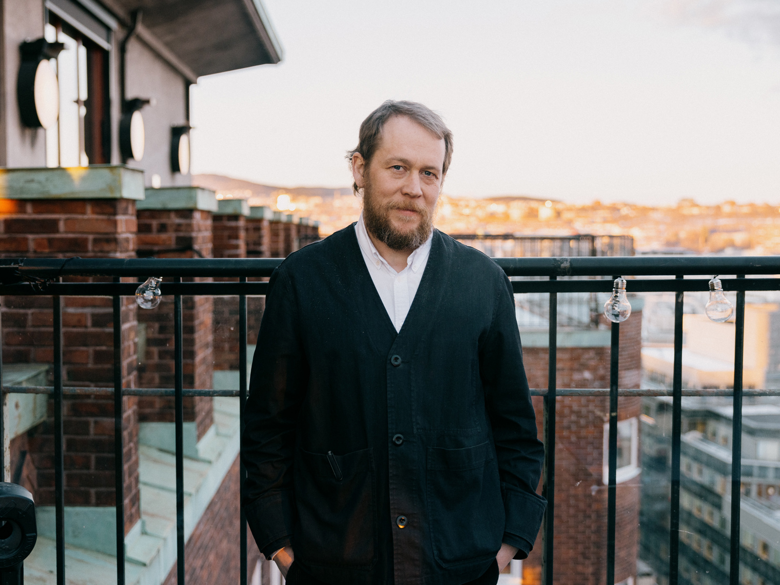 Arkitekt Joakim Skajaa på Byens tak. Foto.