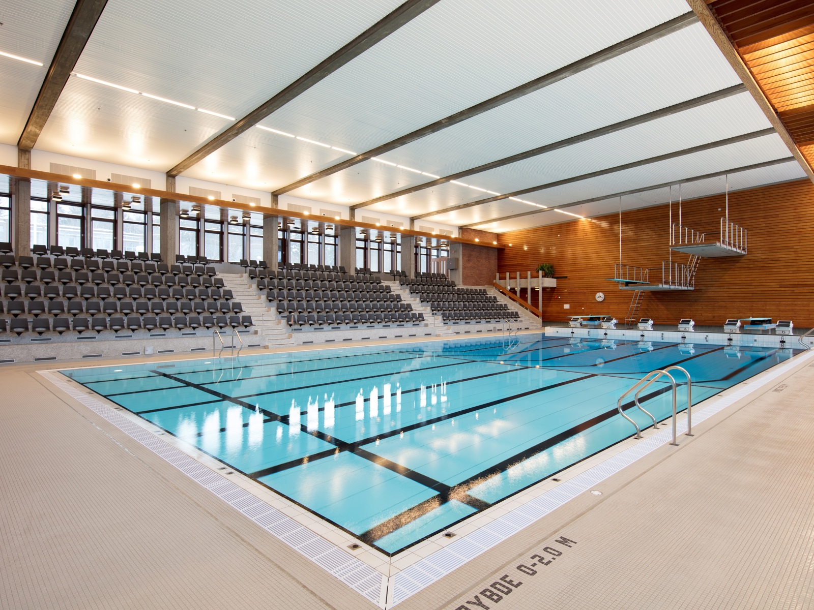 Svømmehall med tribune. Foto.