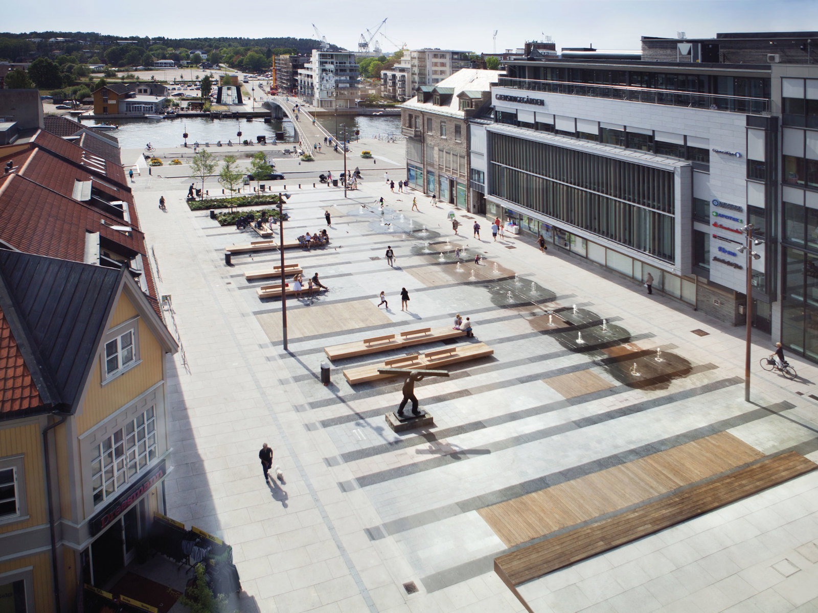 Overblikks bilde av Stortorvet i Fredrikstad, elv og bro i bakgrunnen. Foto.