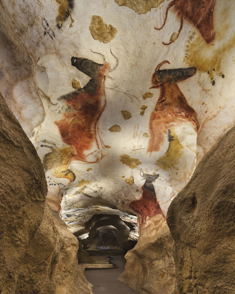Foto av grotte med hulemalerier i taket.