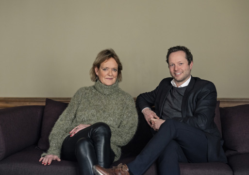 To personer som sitter i en sofa