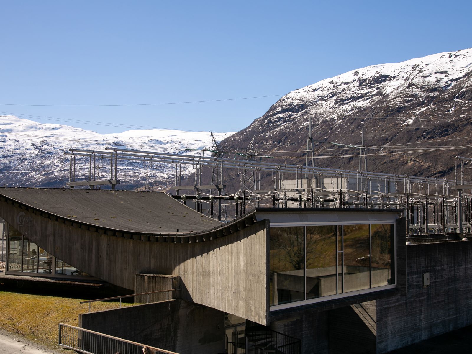 Eksteriørfoto av kontorbygningen i Røldal som viser hvordan bygningen både inngår og tar seg opp i landskapet