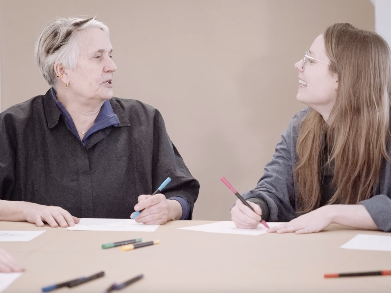 Foto av Jos Boys), arkitekt, aktivist, pedagog og forfatter og Amy van den Hooven, designer utdannet ved Universitet i Bergen