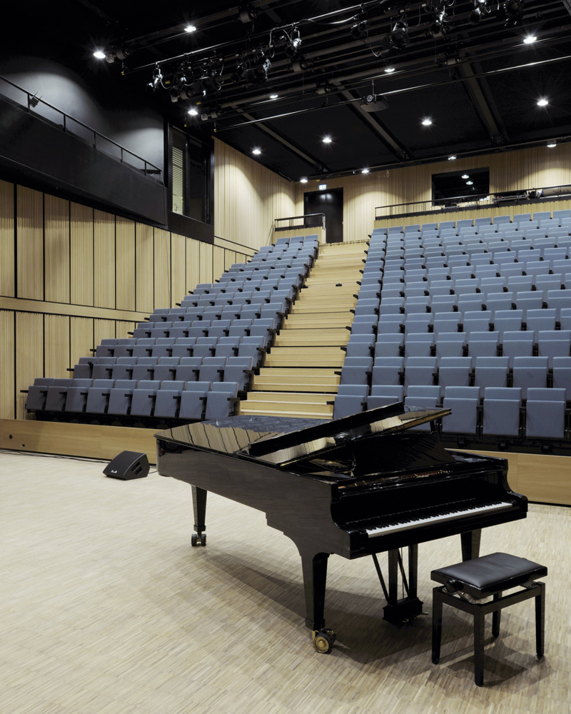 Interiør foto, konsert hall, flygel i forgrunnen publikums seter i bakgrunnen.