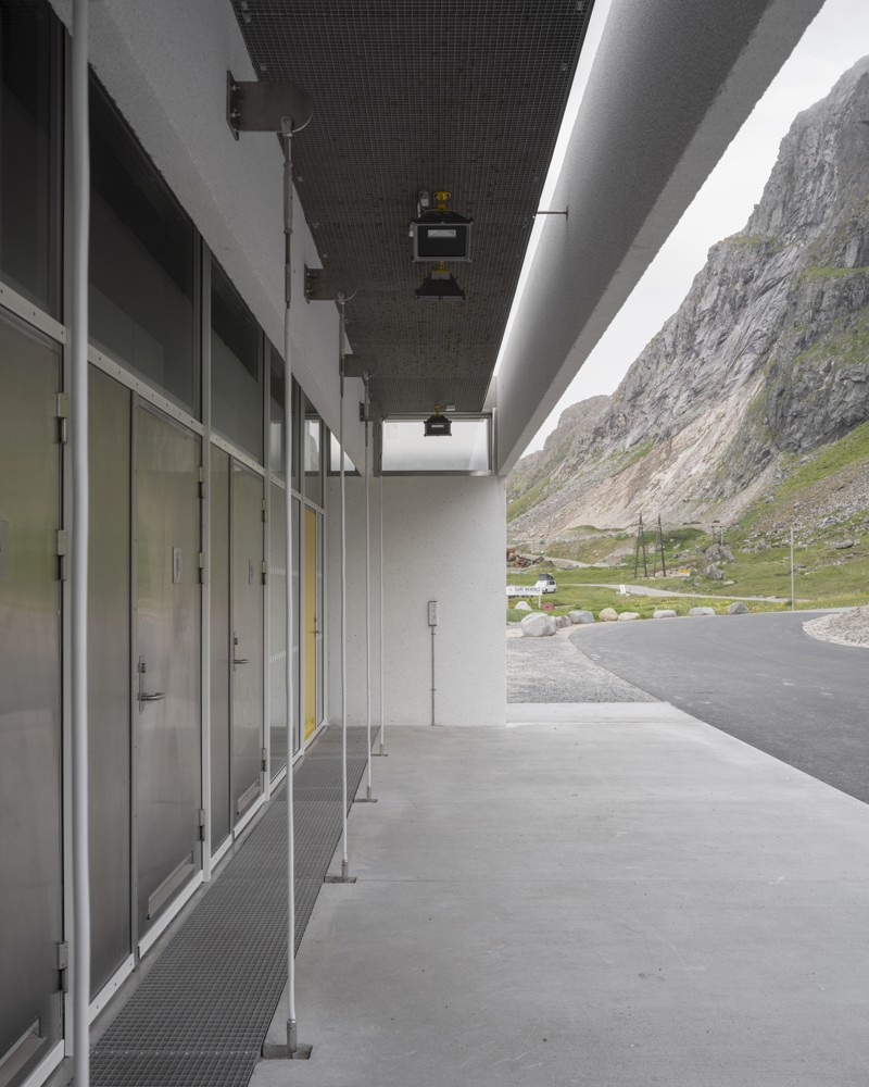 Foto av inngangsparti til servicebygg, metall, glass og betong som materialer. 