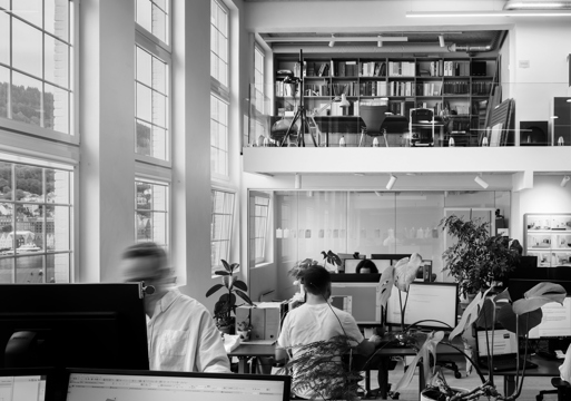 Svart hvitt foto av kontoret til 3RW arkitekter.