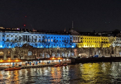 Somerset House opplyst i det ukrainske flagget
