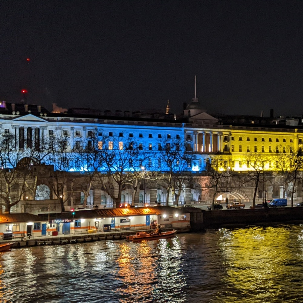 Somerset House opplyst i det ukrainske flagget