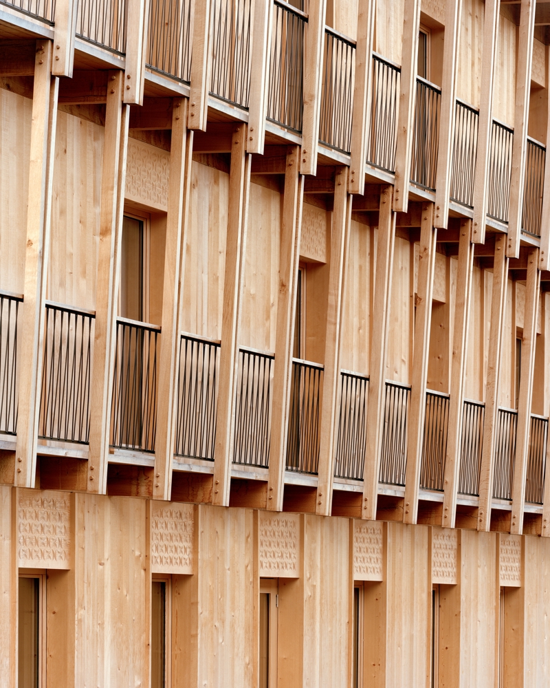 Eksteriør foto av fasade i treverk.