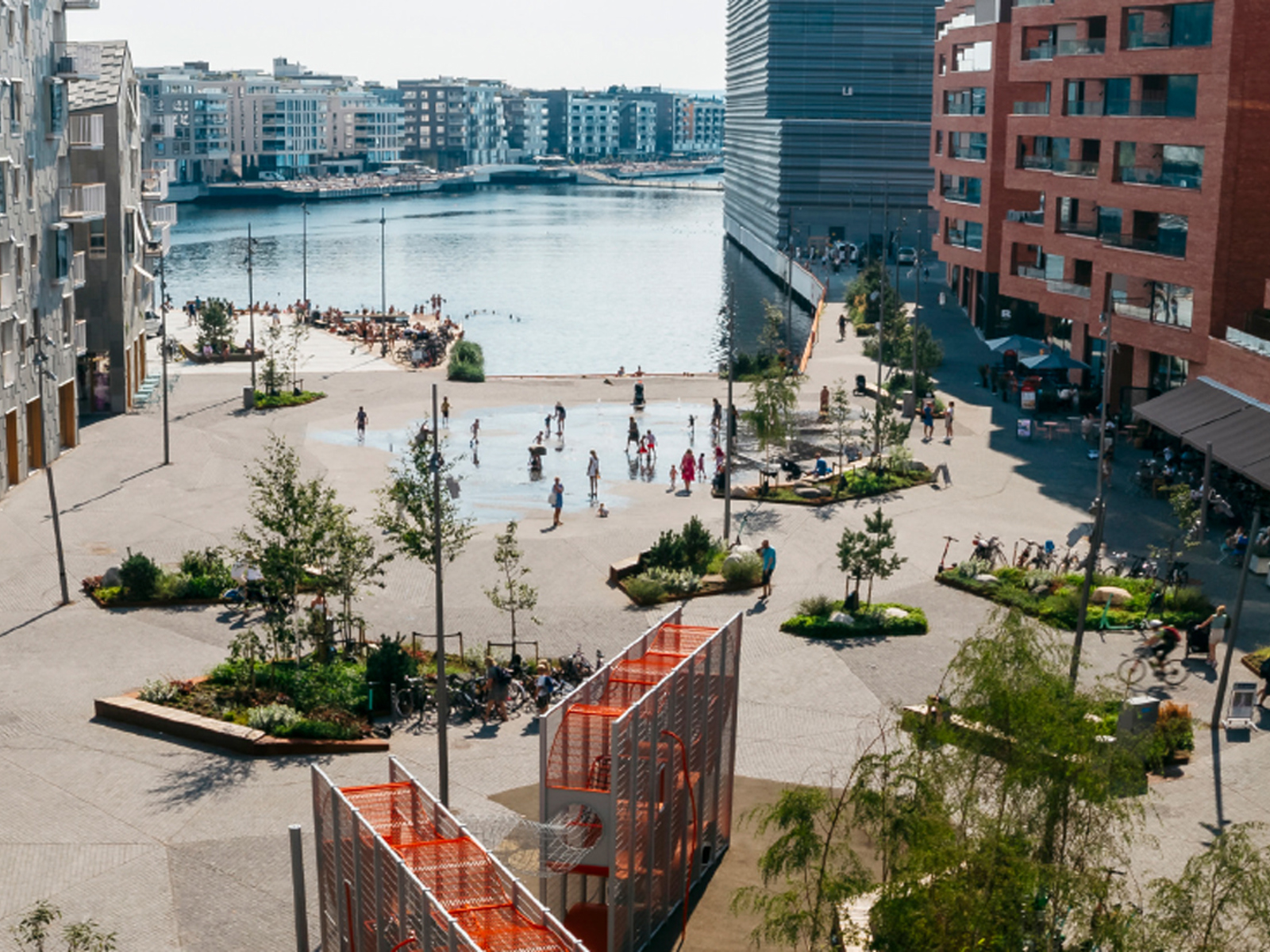 Oversiktsfoto over Munch plass mot havet