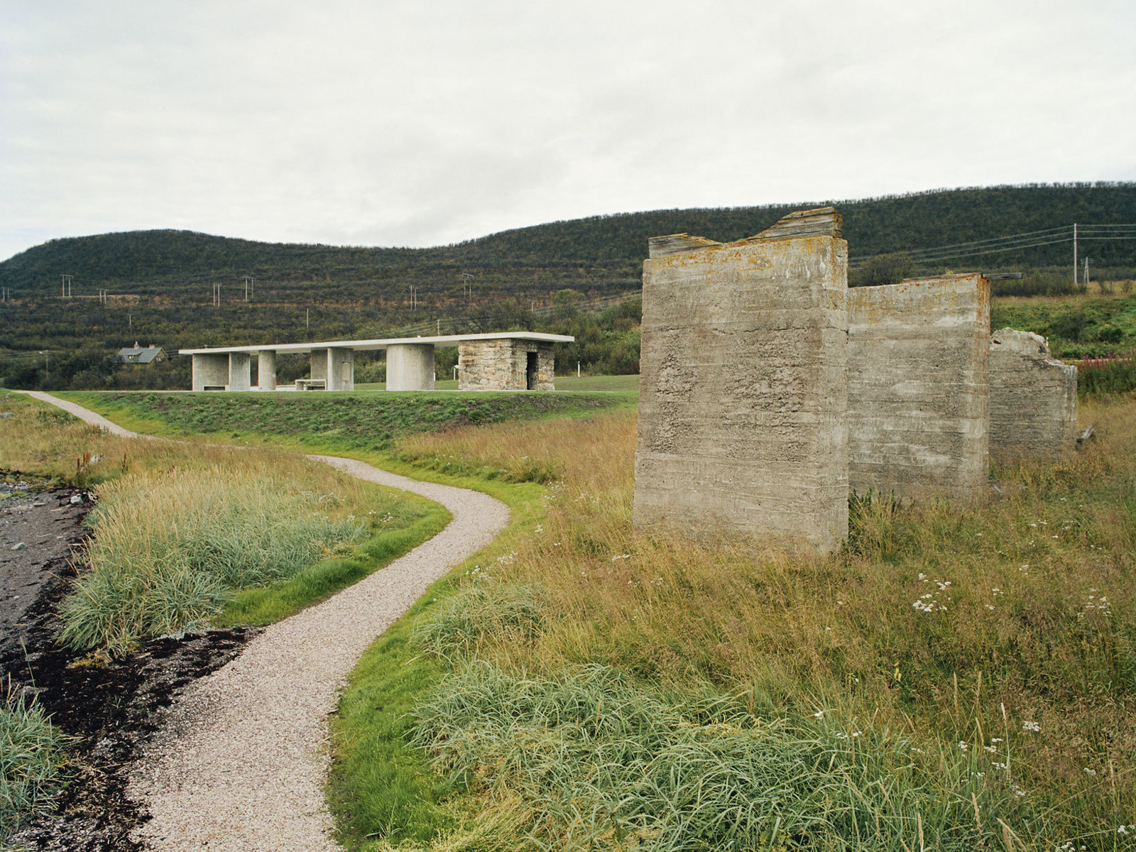 Rasteplassen med gamle betongelementer foran