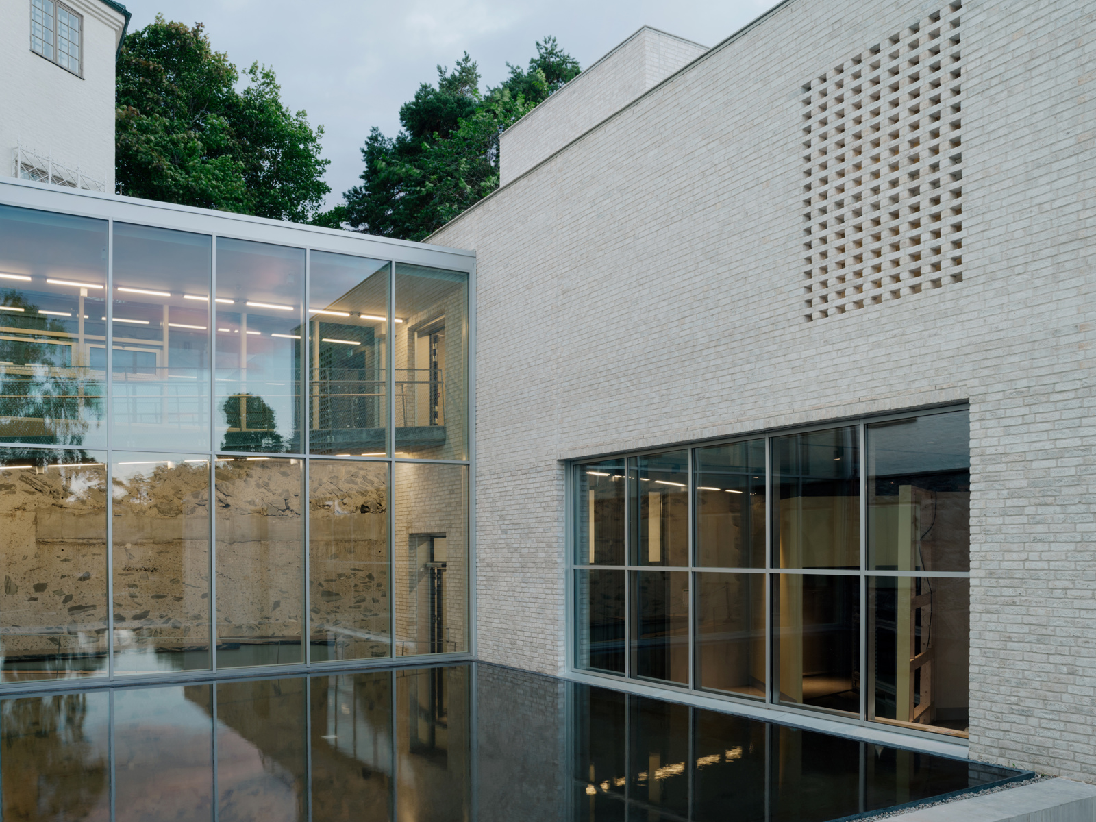 Foto av glass og mur fasaden til Mino, tilbygget til HL-senteret.