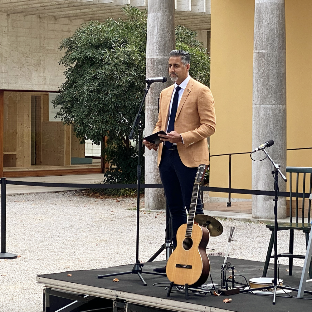 Foto av Abid Raja holde tale foran den nordiske paviljongen i Venezia.
