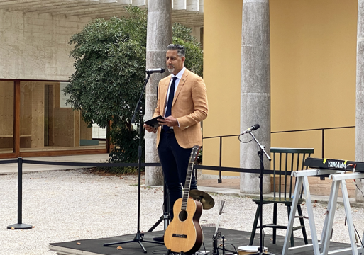 Foto av Abid Raja holde tale foran den nordiske paviljongen i Venezia.
