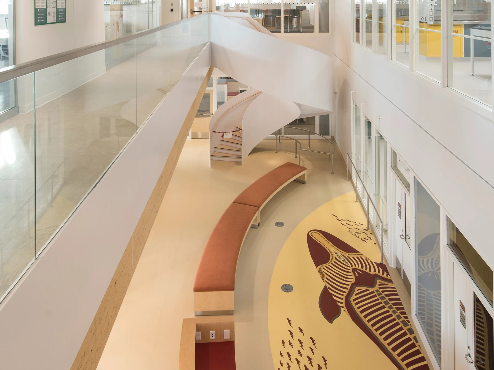 Kunst av Timootee (Tim) Pitsiulak på gulvene i The Canadian High Arctic Research Station (CHARS).