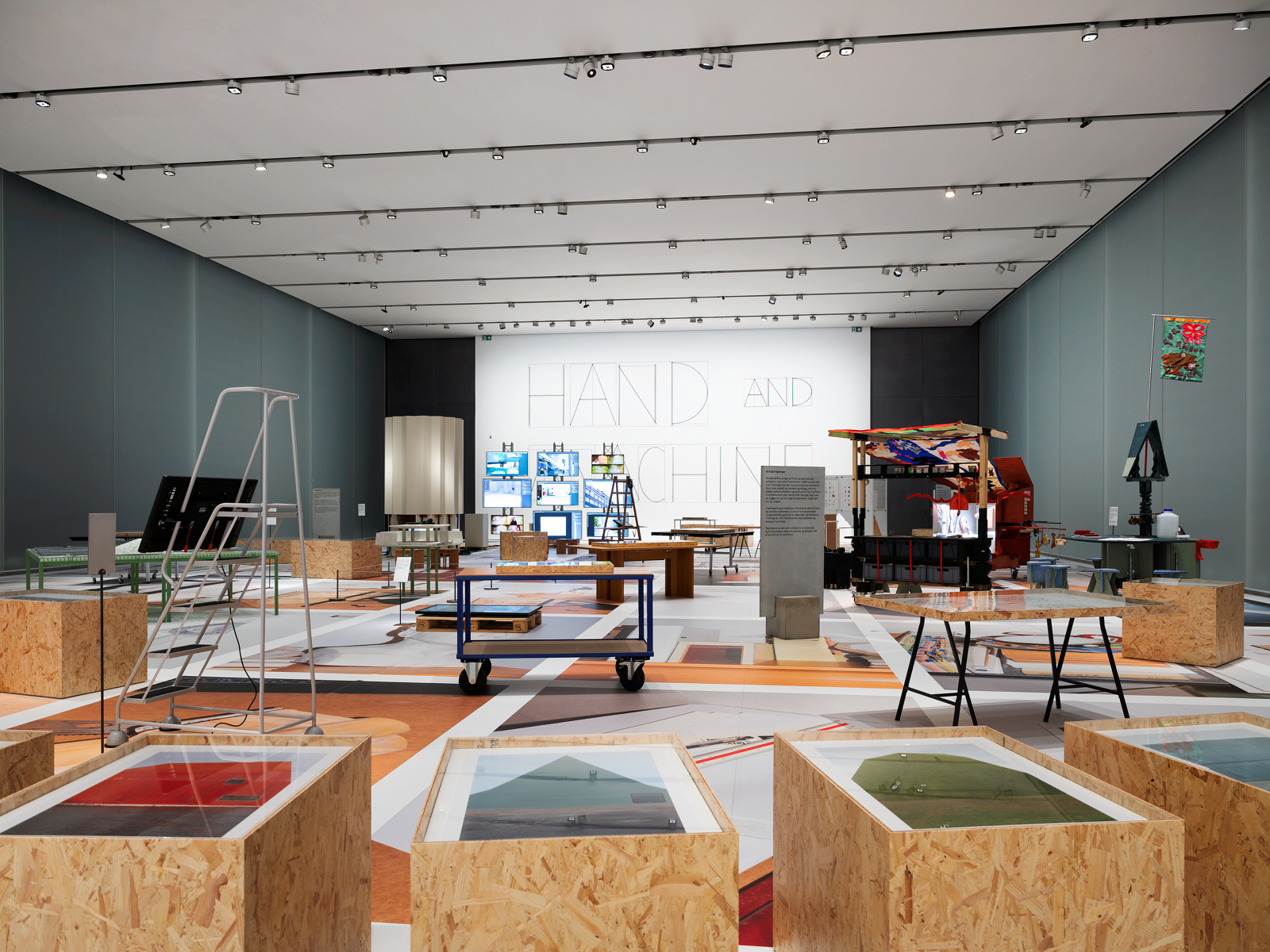 Utstillingsrom med ulike gjenstander spredt rundt. Foto.