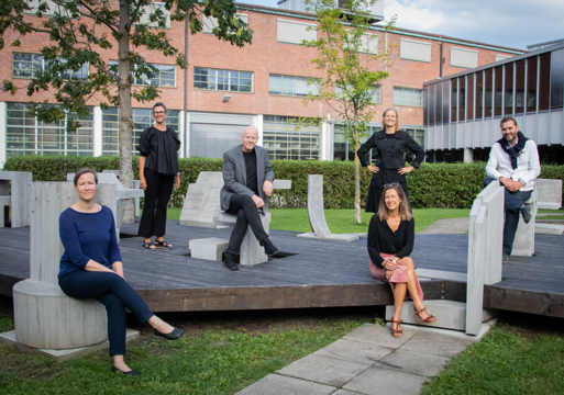 Foto av det nye lederteamet ved AHO. Det nye lederteamet ved AHO (fra venstre): viserektor for forskning Lise Amy Hansen, instituttleder for design Rachel K. B. Troye, rektor Ole Gustavsen, instituttleder for arkitektur Nina Berre (stående), instituttleder institutt for urbanisme og landskapsarkitektur Hanne Bat Finke (sittende), prorektor for utdanning Espen Surnevik.