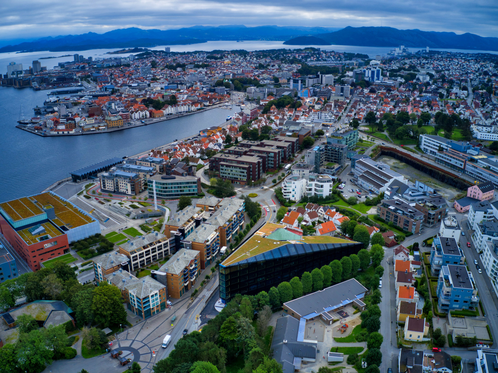 Oversiktsbilde av Stavanger med finansparken i fokus. Foto.