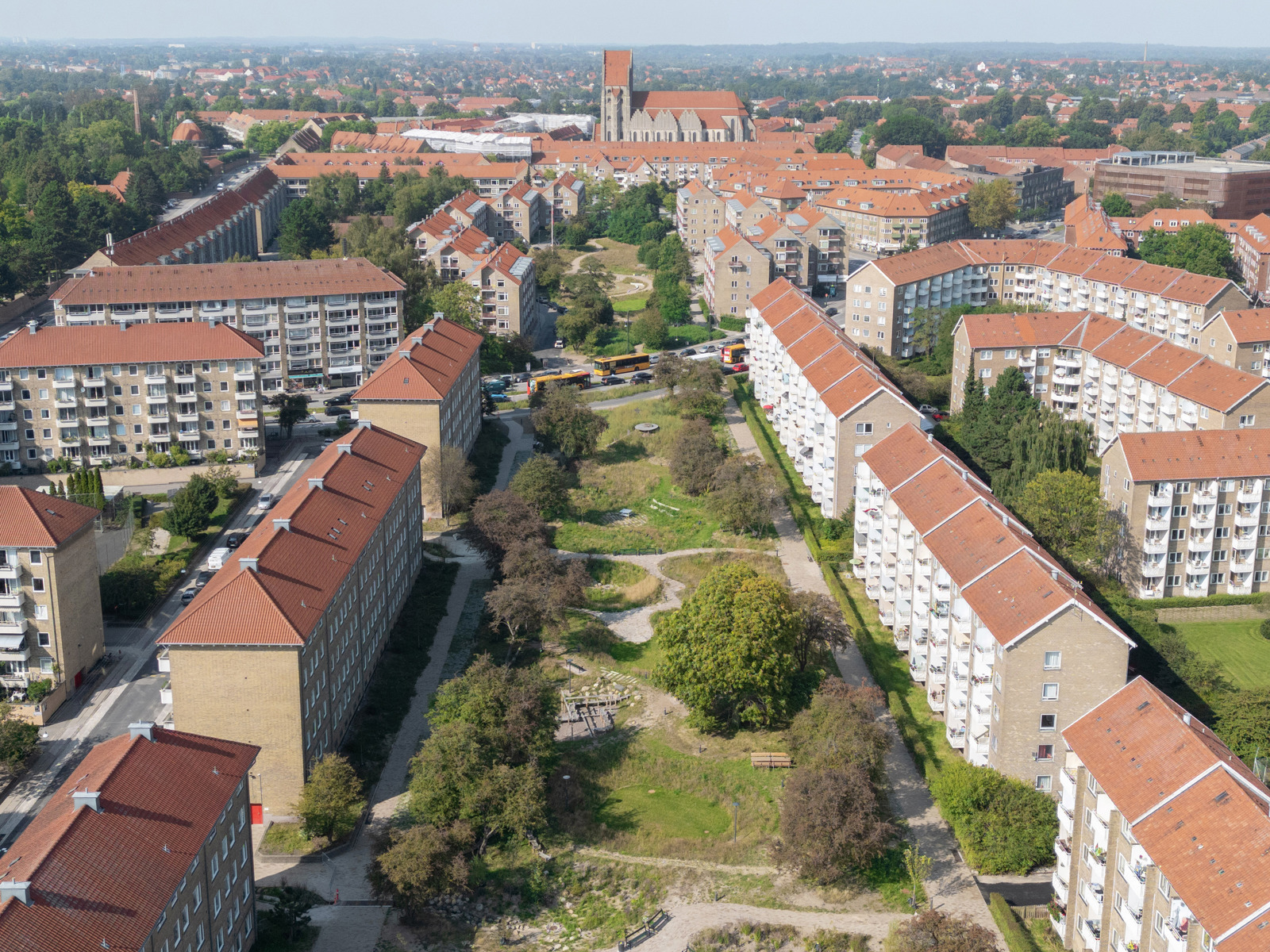 Oversiktsfoto av park i by.