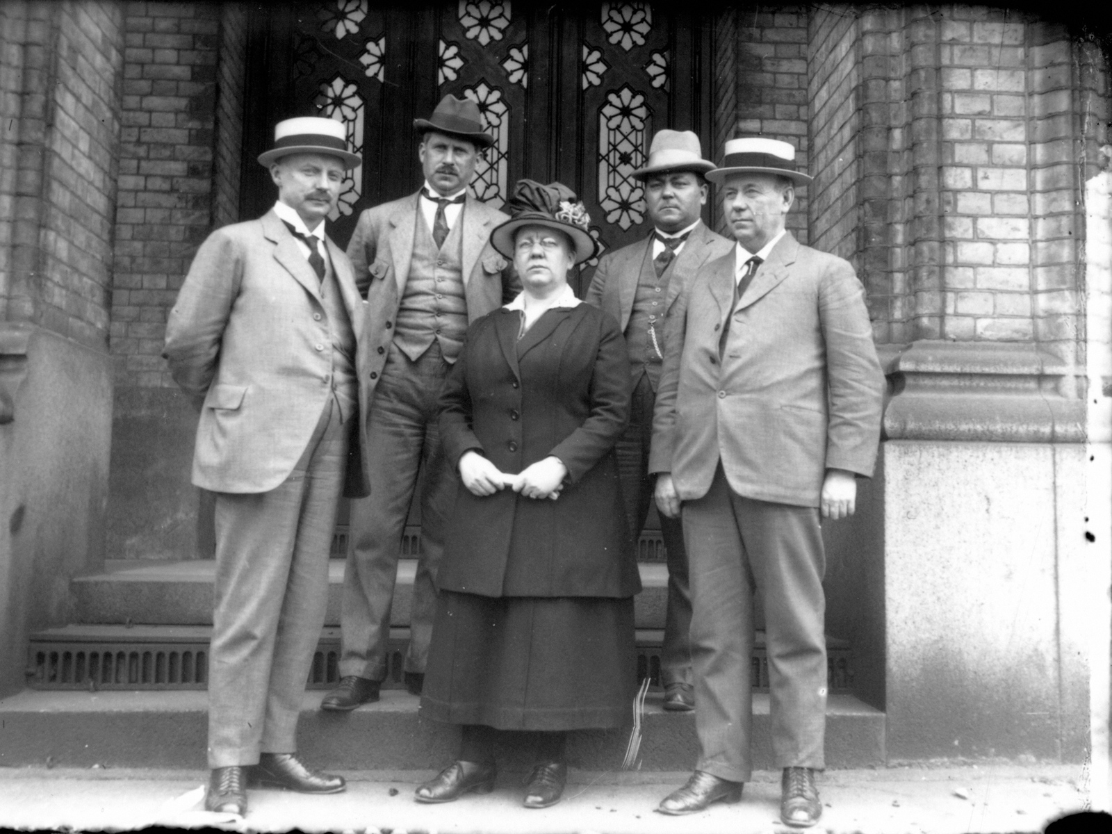 Arkitekt og stortingsrepresentant Karen Platou samme med resten av Stortingets lønningskomité 1919–21. Svart Hvitt foto.