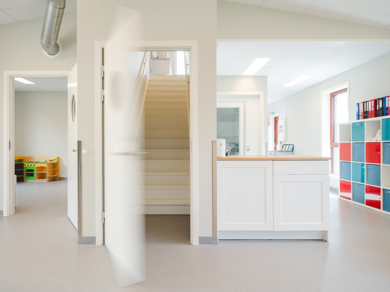 Interiør foto av barnehage med ulike soner.