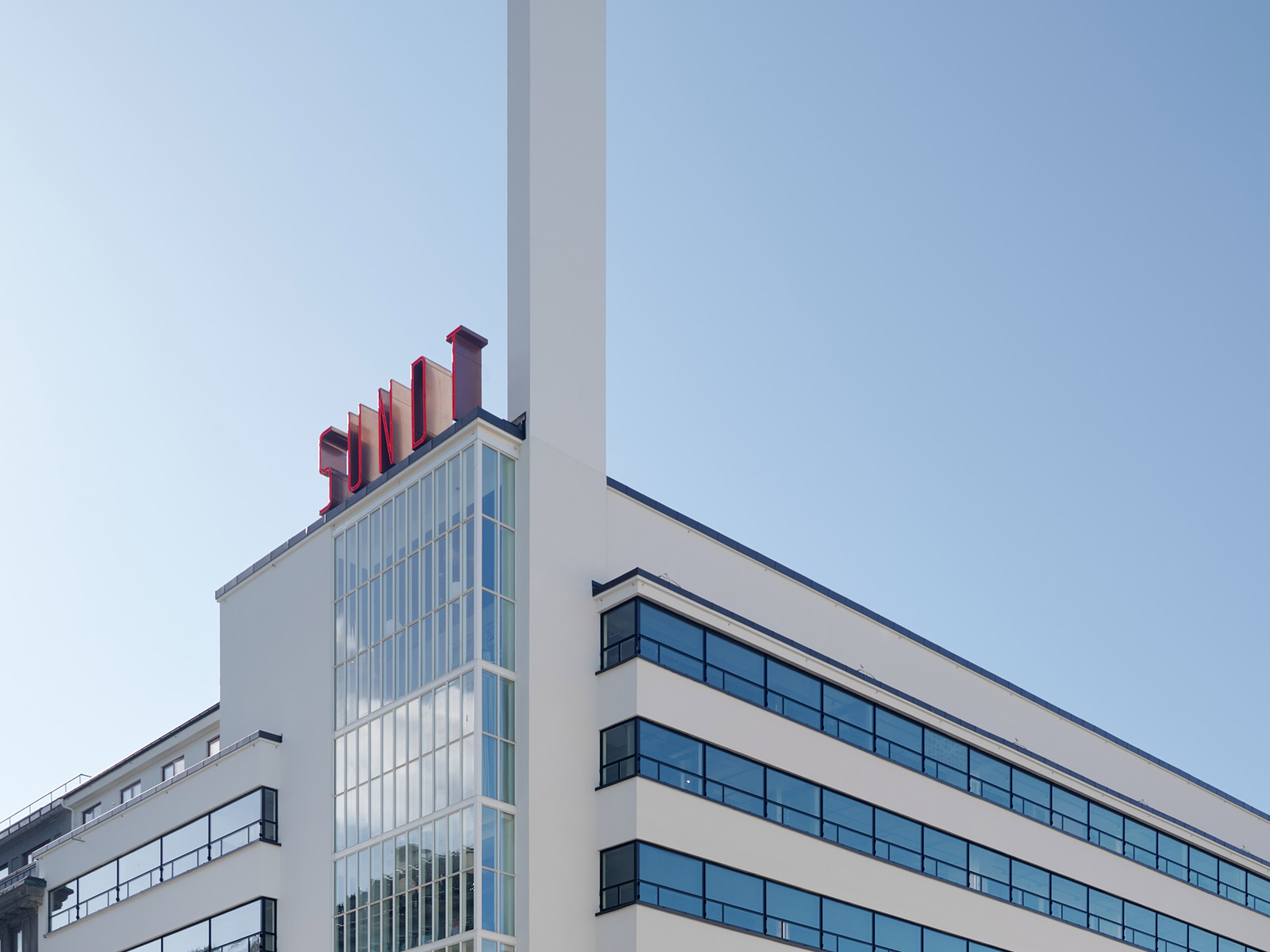 Eksteriørfoto som viser Sundt-bygget med langstrakt horisontale bånd i fasaden