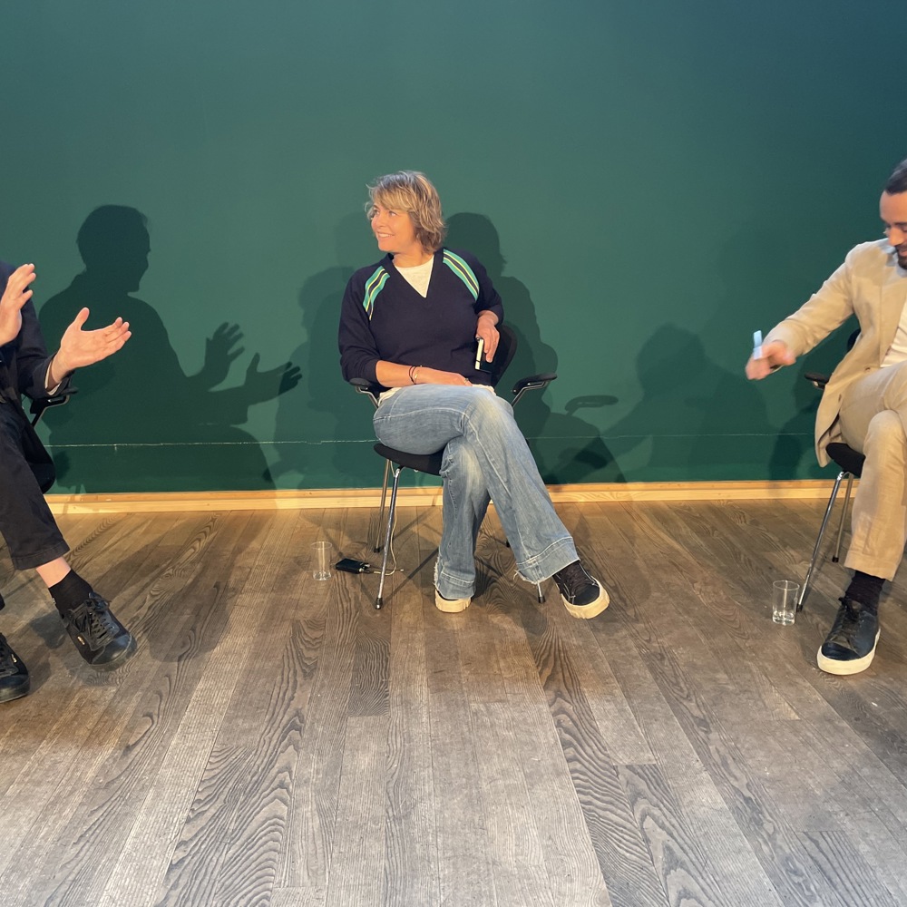 Kurt Singstad, Cathrine Vigander og Kai Reaver sitter på stoler med en grønn vegg som bakgrunn. Foto.