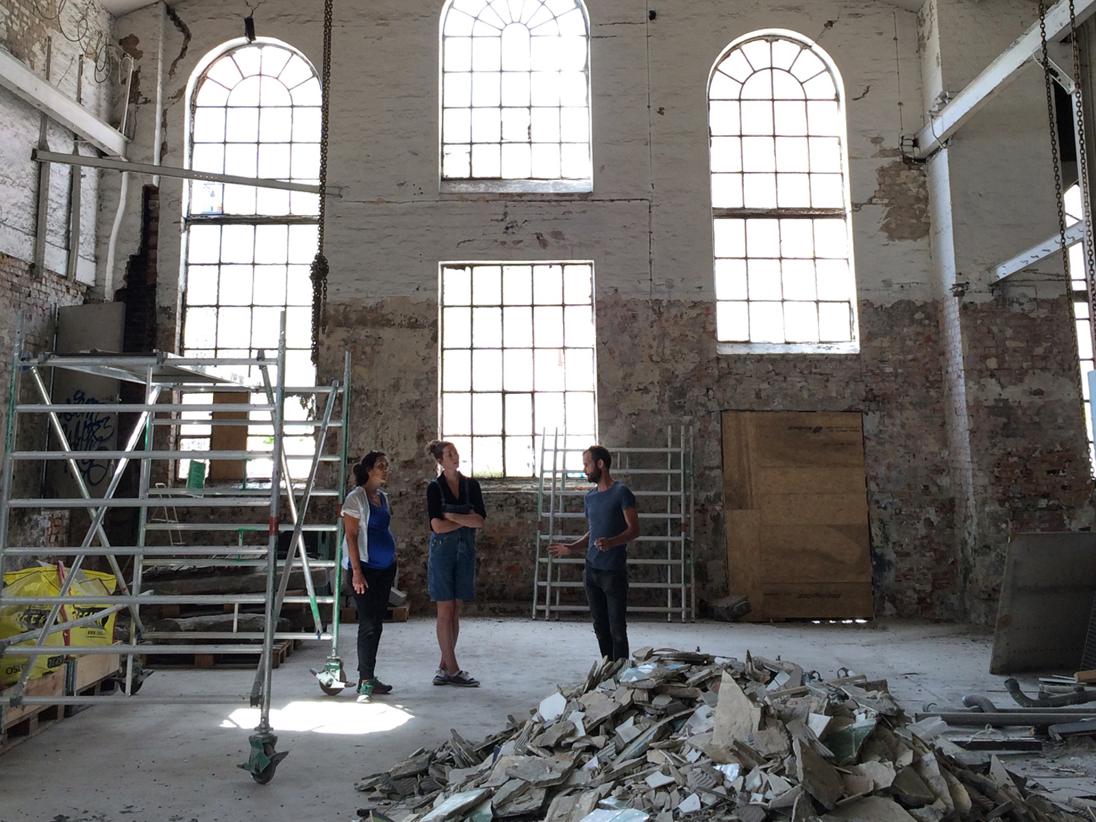 Gammelt industribygg under rehabilitering fra insiden