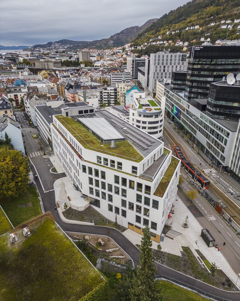 Drone/oversiktsfoto av kontorbygg i Bergen by. 
