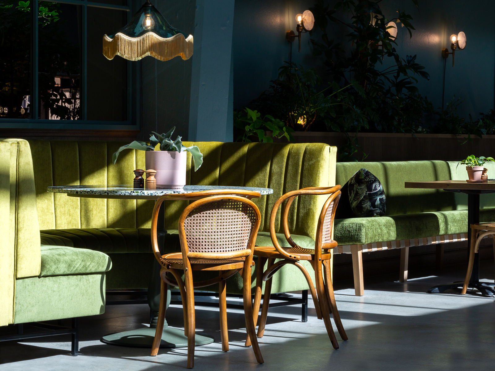 Sittegrupper, grønne sofaer med stoler i tre. Interiør. Foto.