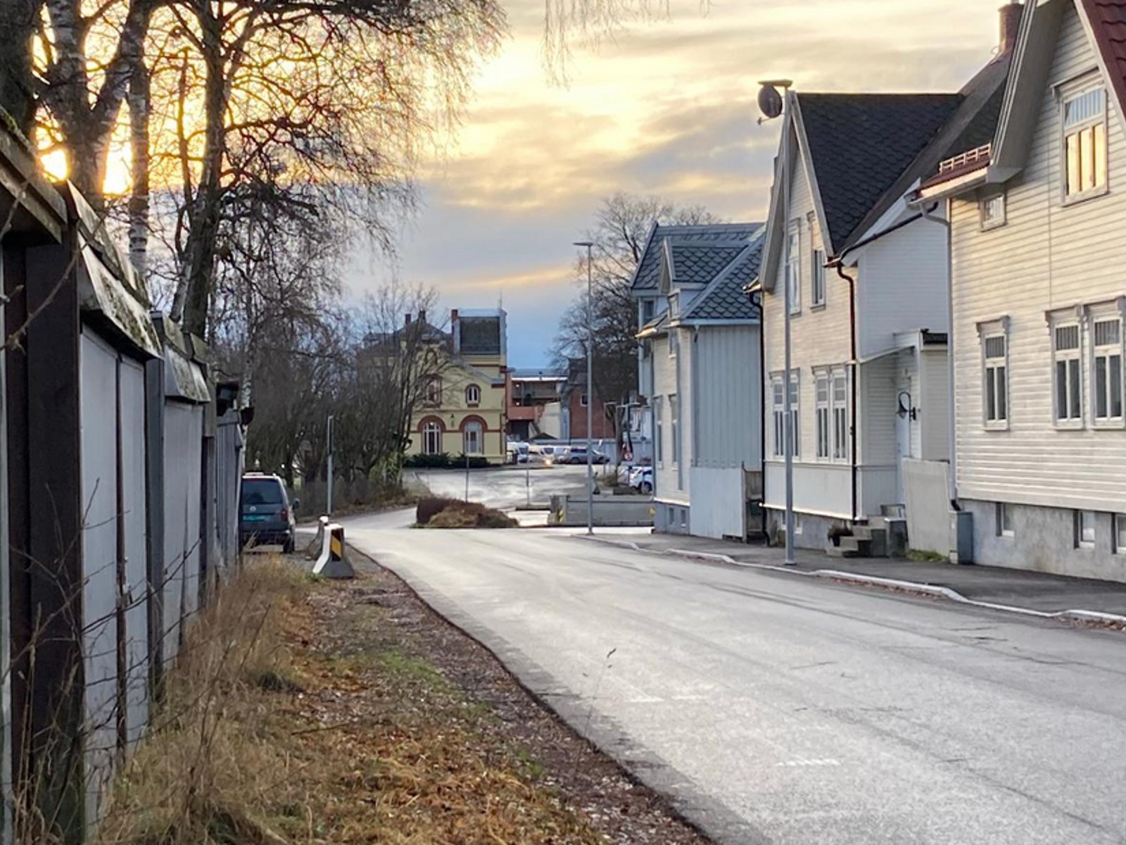 3 hvite hus langs en gate. Foto.