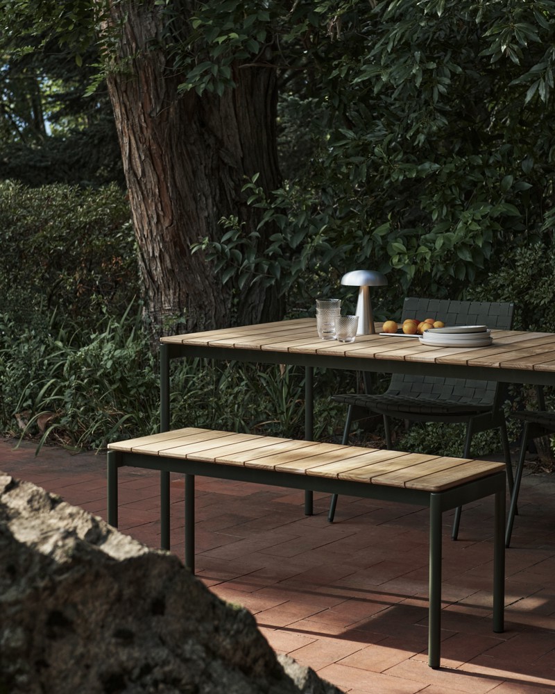 Foto av stol, benk og bord utendørs.