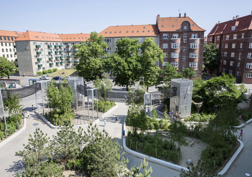 Skolegården på Amager Fælledskole i København. Foto.